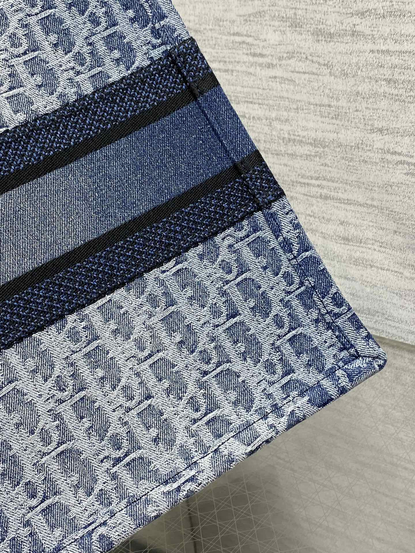 medium d10r book tote blue De*1m d10r oblique jacquard 36 x 27.5 x 16.5 cm