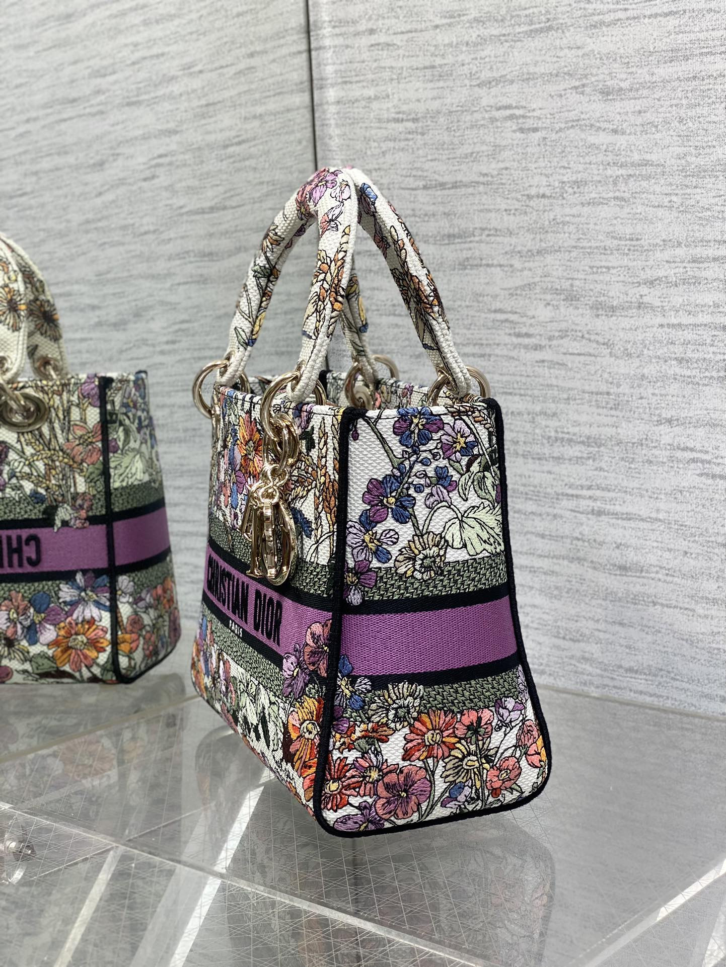 Medium Lady D10r Bag  White Multicolor D10r 4 Saisons Été Embroidery 24 x 20 x 12 cm