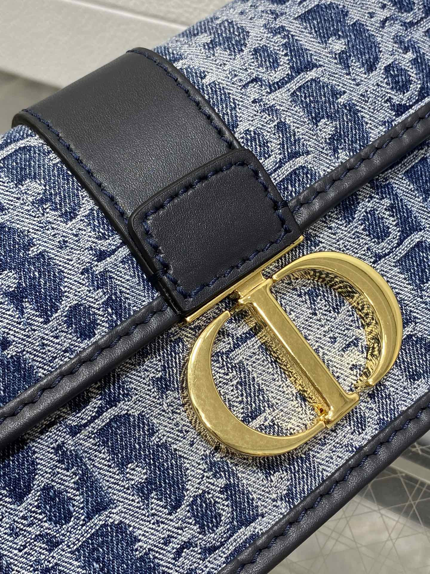 d10r 30 montaigne east-west bag with chain blue De*1m d10r oblique jacquard  21 x 12 x 6 cm