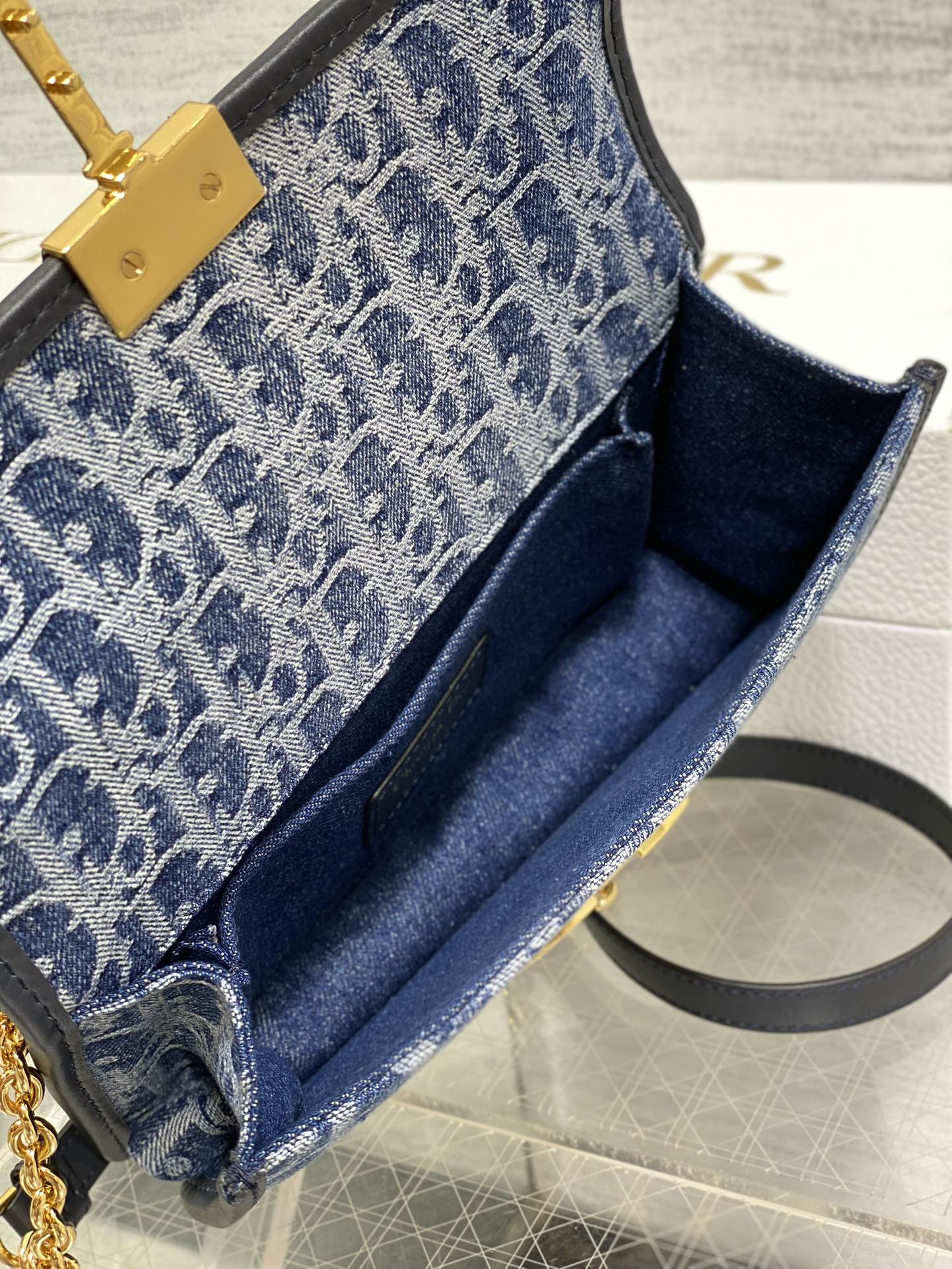 d10r 30 montaigne east-west bag with chain blue De*1m d10r oblique jacquard  21 x 12 x 6 cm