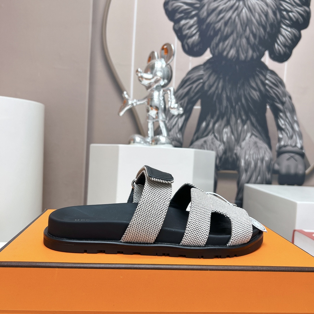 UA H**me5 Chypre sandal