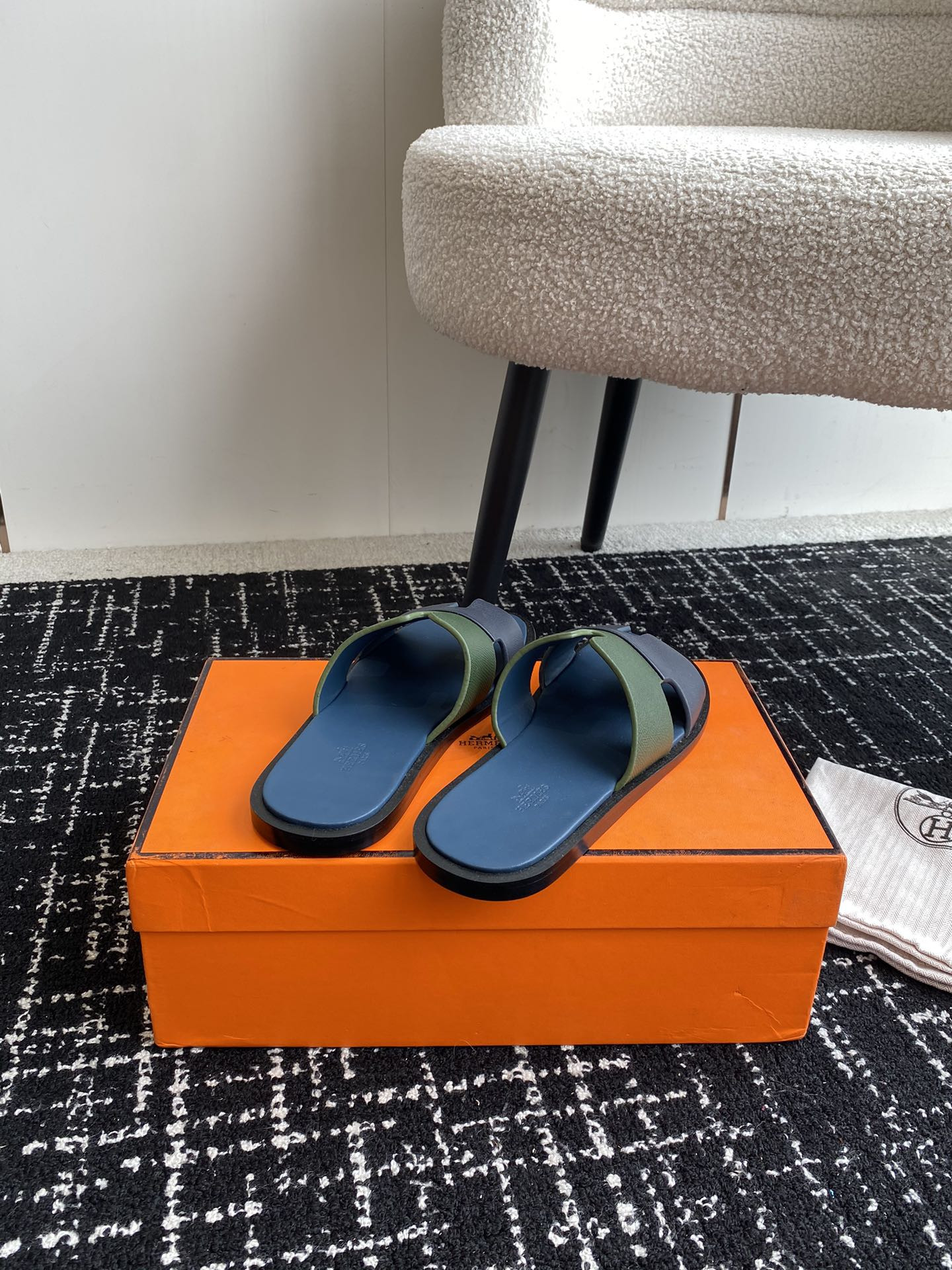 UA H**me5 Izmir sandal
