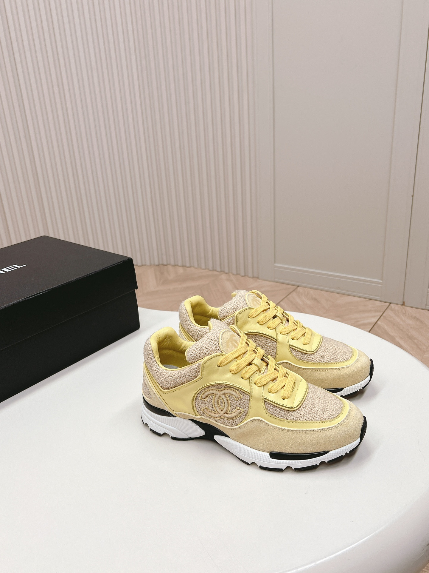 UA Ch**el SNEAKER
