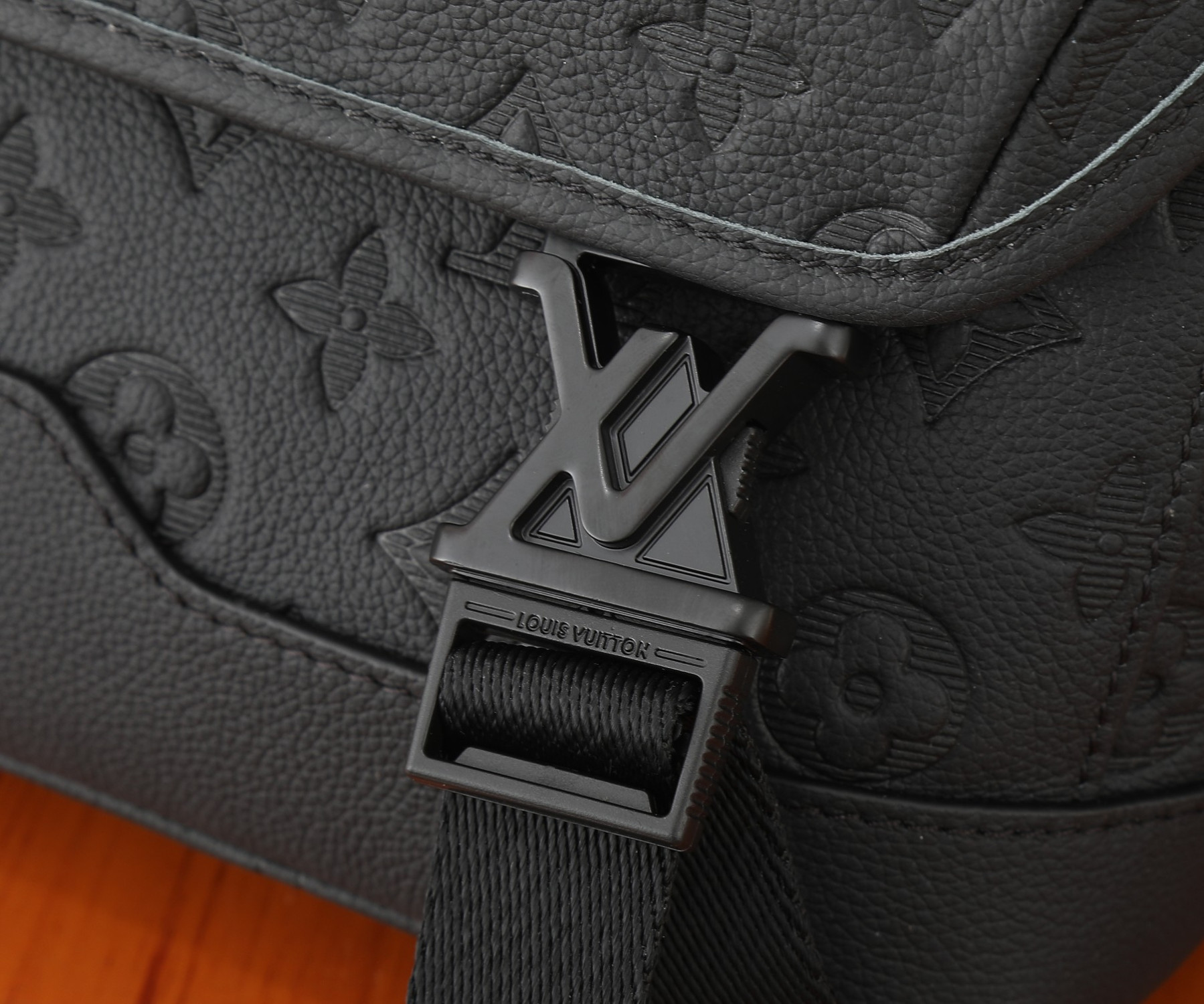 LV Messenger Voyager PM M25121 33x22.5x11CM
