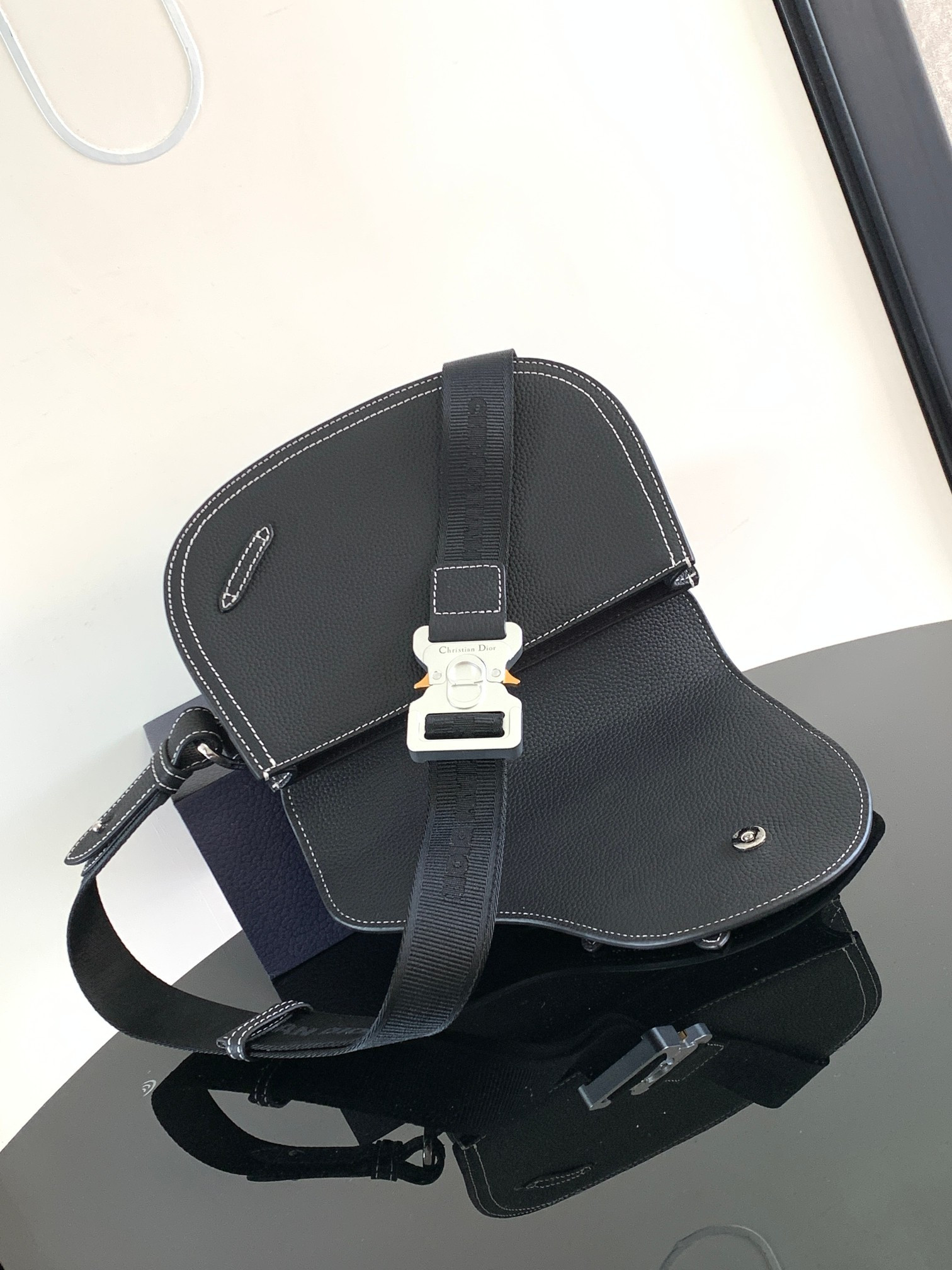 D10r Saddle Messenger Bag 24 x 16.5 x 5.5 cm