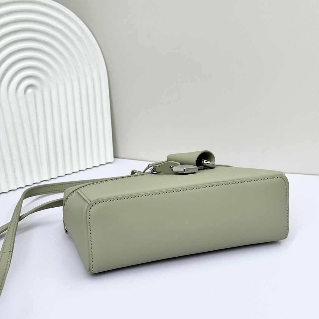L0r0 P1ana Extra Pocket L19  Smooth Calfskin 11 x 19 x 6.5 cm