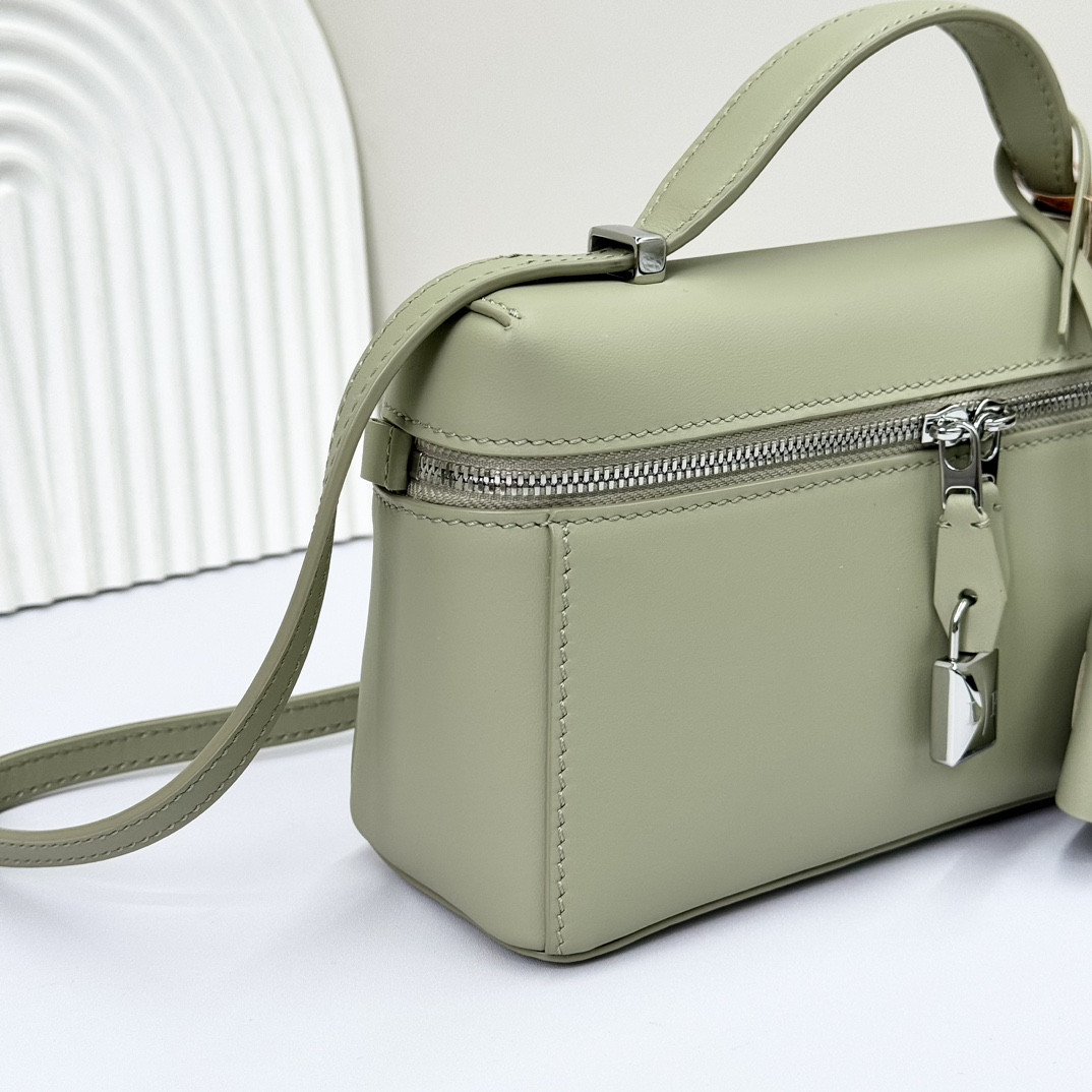L0r0 P1ana Extra Pocket L19  Smooth Calfskin 11 x 19 x 6.5 cm
