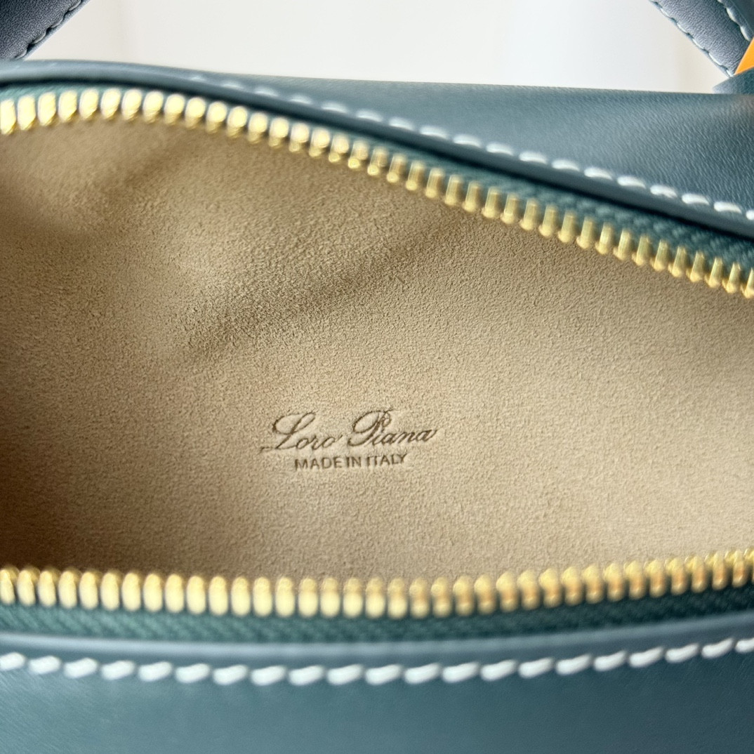 L0r0 P1ana Extra Pocket L19 Smooth Calfskin 11 x 19 x 6.5 cm