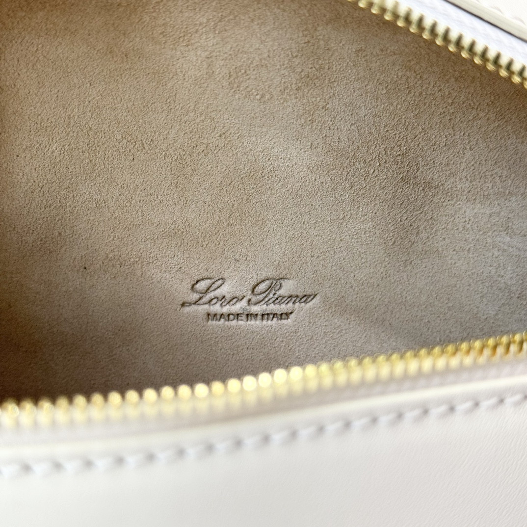 L0r0 P1ana Extra Pocket L19 Smooth Calfskin 11 x 19 x 6.5 cm