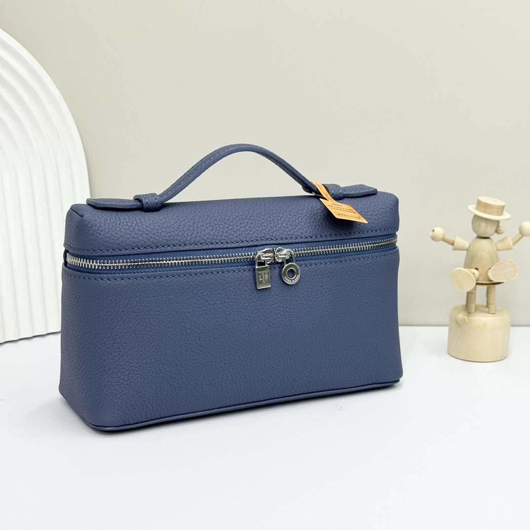 L0r0 P1ana Extra Pocket L19 Grained Calfskin 11 x 19 x 6.5 cm