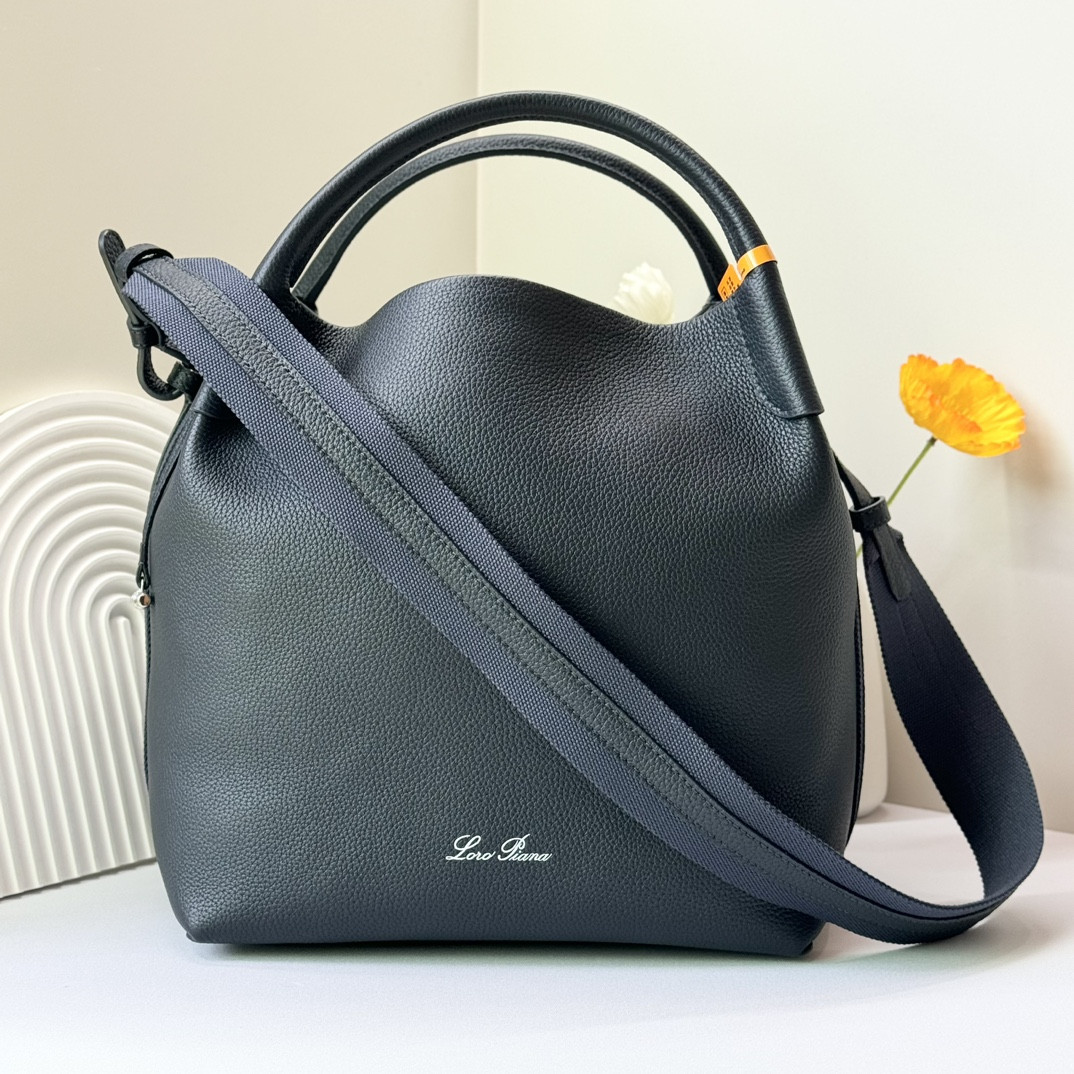 L0r0 P1ana Large Bale Bag Grained Calfskin 24 x 20 x 27 cm