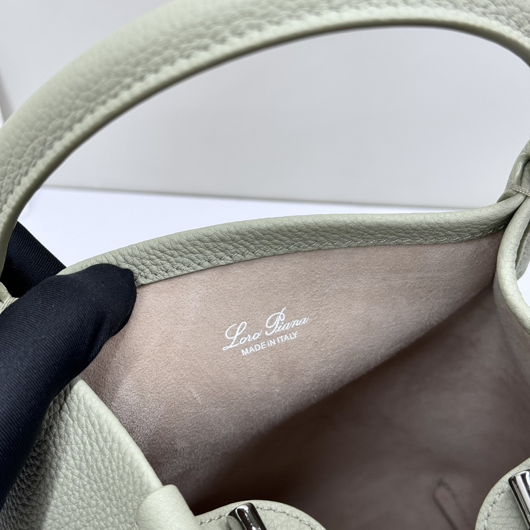 L0r0 P1ana Small Bale Bag Grained Calfskin 17 x 17 x 21 cm
