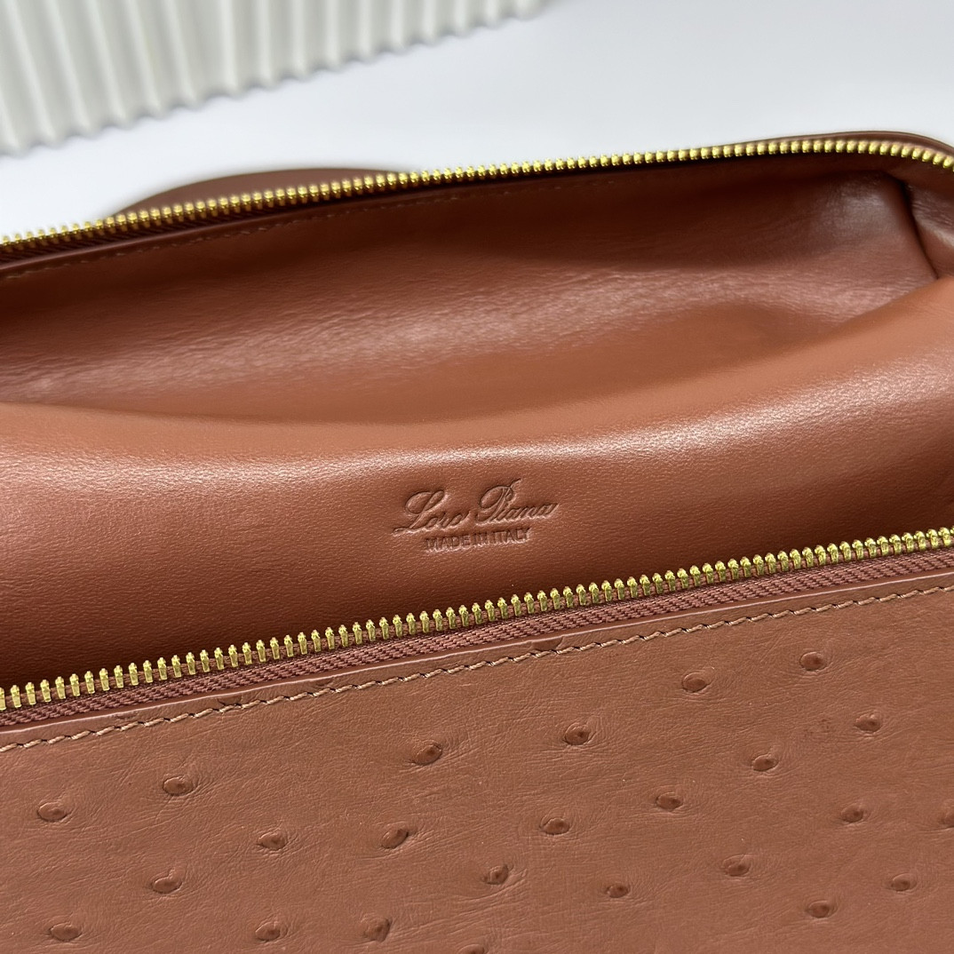 L0r0 P1ana Extra Pocket backpack L23.5 Ostrich-grained Leather 23 x 21 x 8 cm