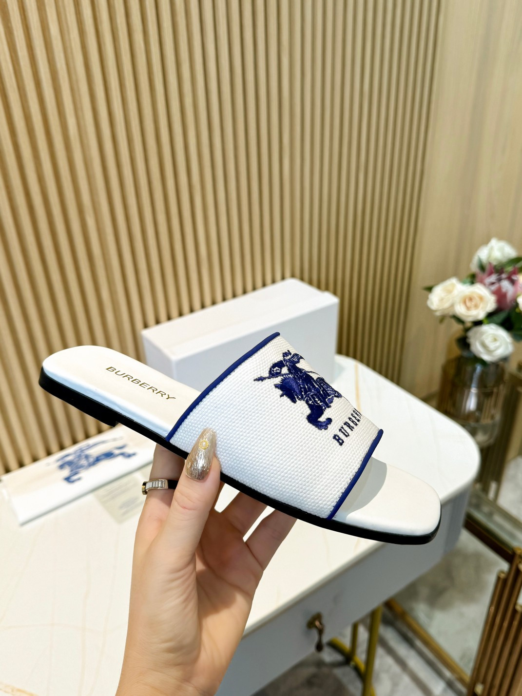 UA Bv*b*rry Slides