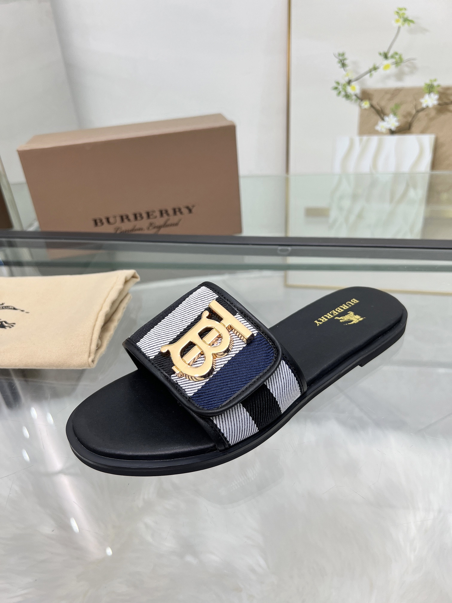 UA Bv*b*rry Slides