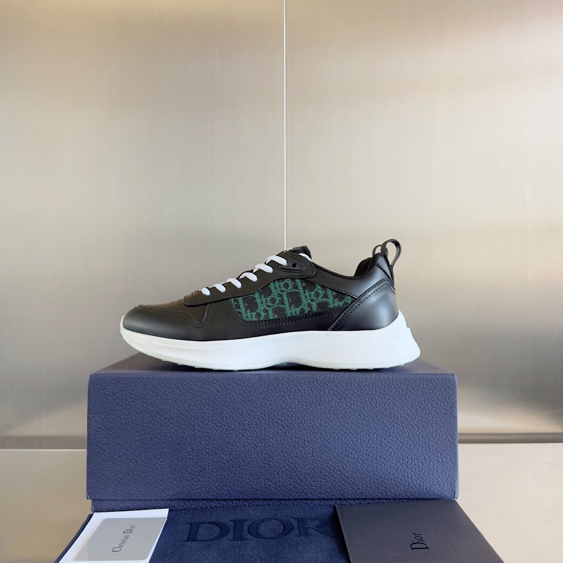 UA D10r B25 Runner Sneaker