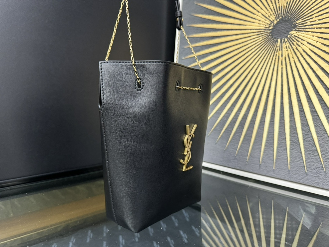 Y51 POCHON in lambskin 20x24x3cm