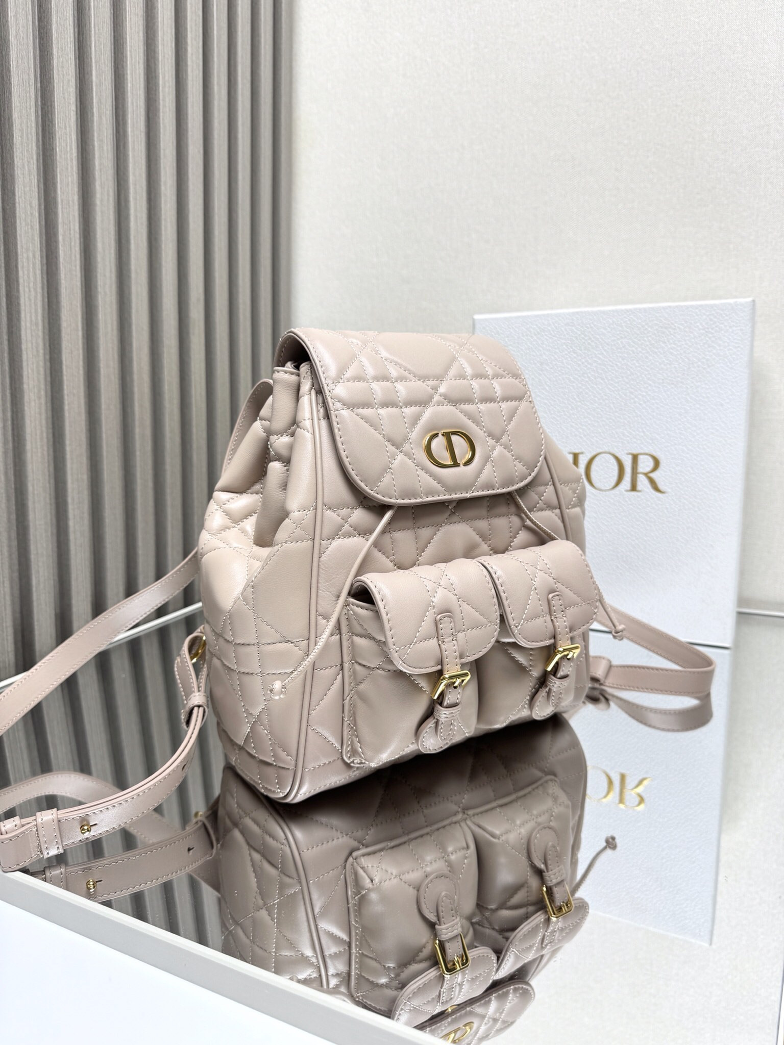 D10r Caro Backpack Medium 23 x 26.7 x 12.5 cm