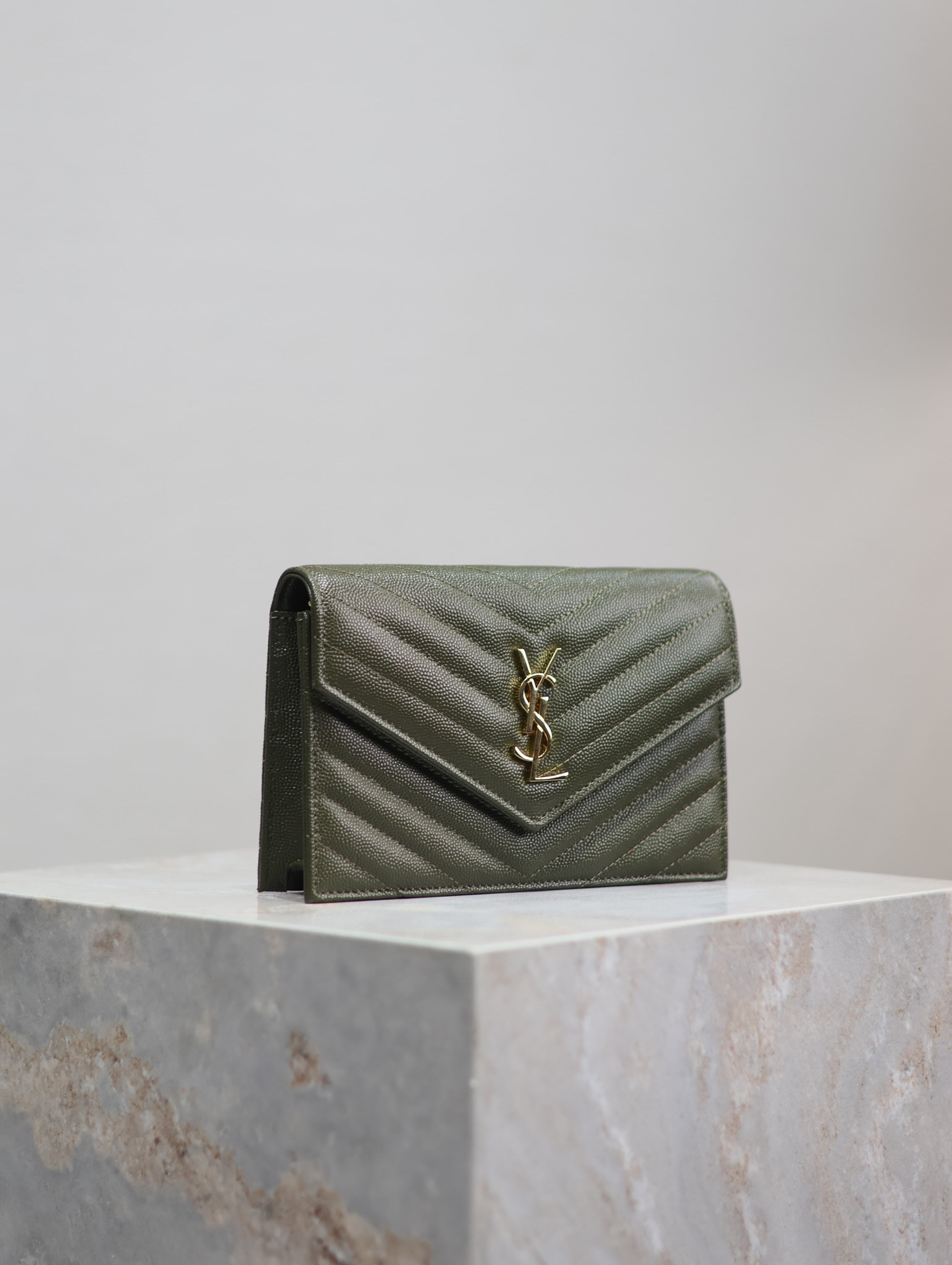 Y51 Cassandra WOC envelope chain wallet in grained poudre leather 19 x 12.5 x 3.5 cm