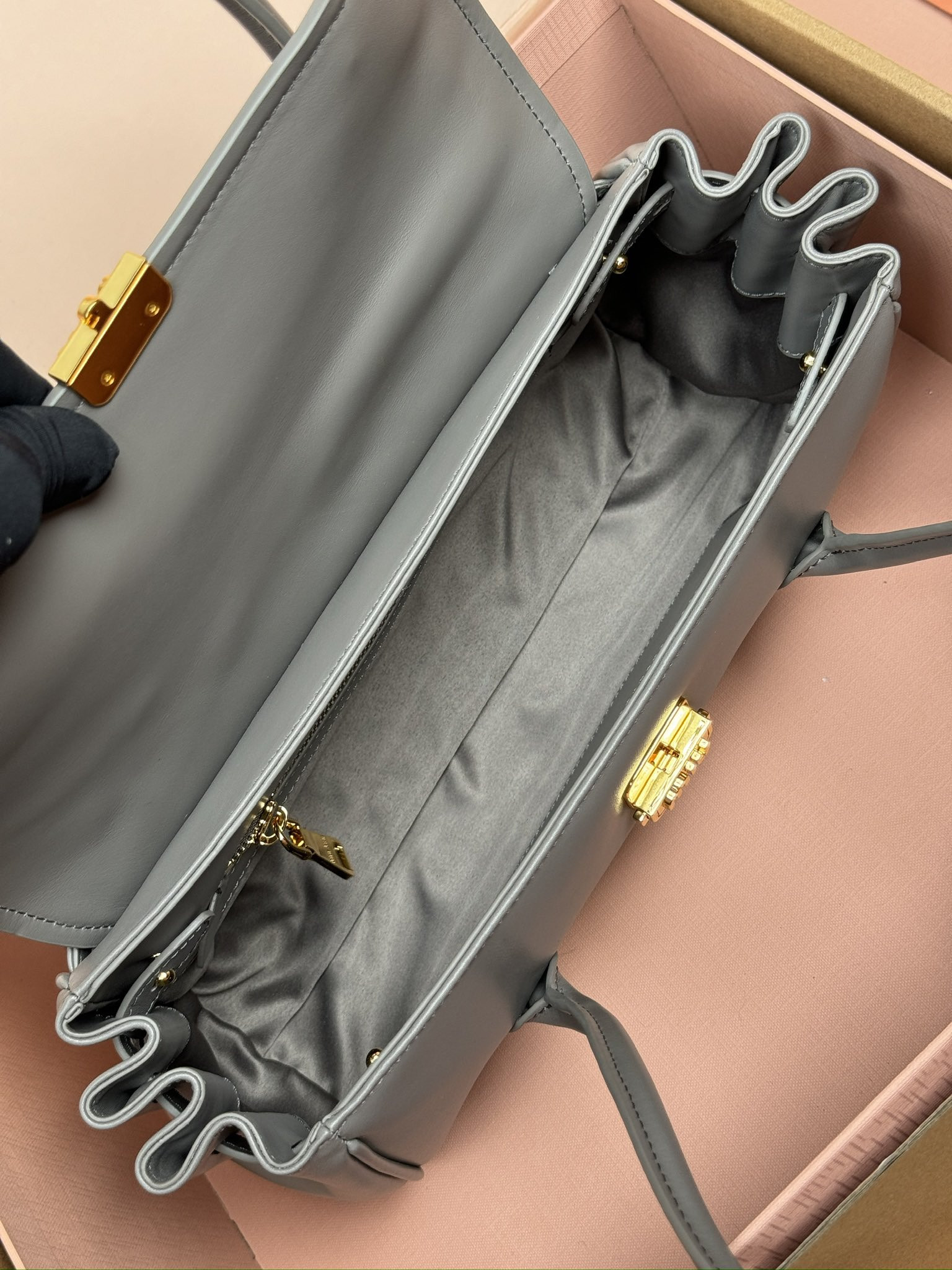 M1v M1v leather shoulder bag  15x28x11cm