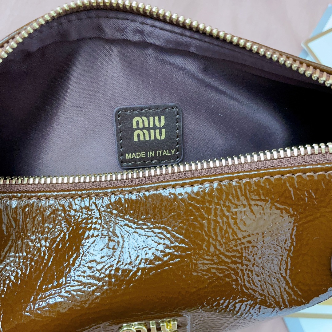 M1v M1v naplak patent leather pouch 14x18.5x10cm