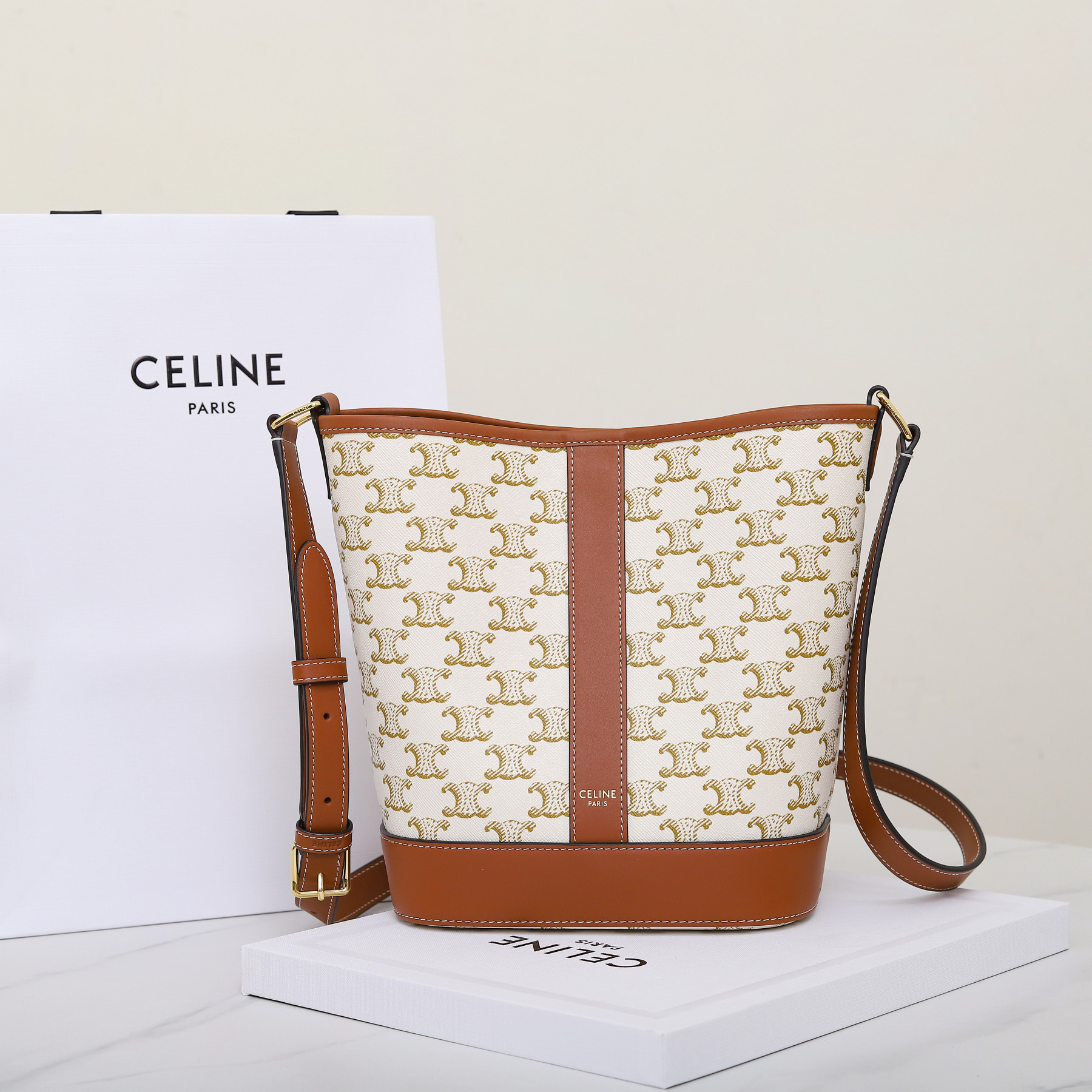 Ce1i*e SMALL BUCKET IN TRIOMPHE CANVAS AND CALFSKIN 191442 30x22x13cm