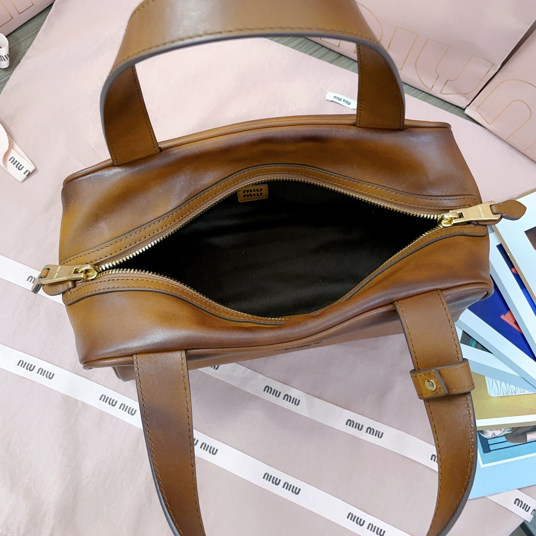M1v M1v leather top-handle bag 15x28x13cm