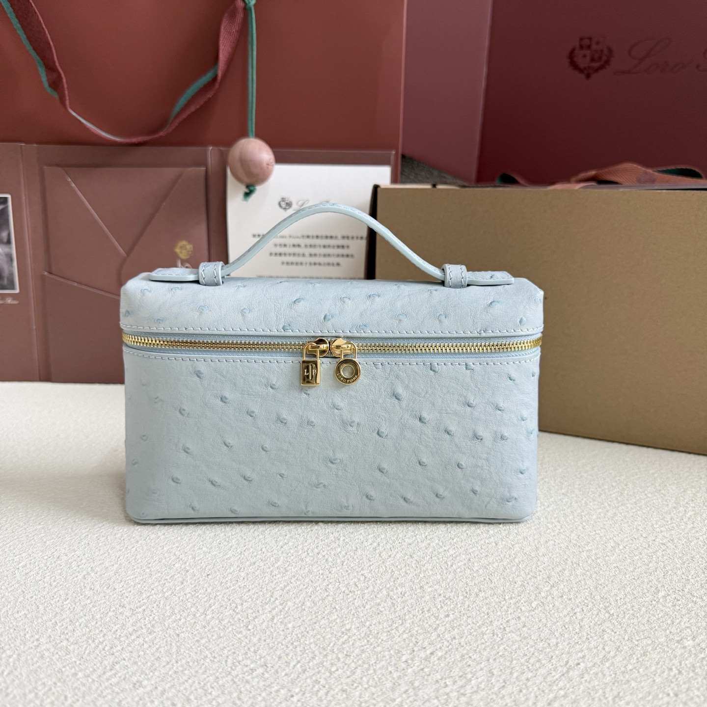 L0r0 P1ana Extra Pocket L19 Ostrich-grained Leather 11 x 19 x 6.5 cm