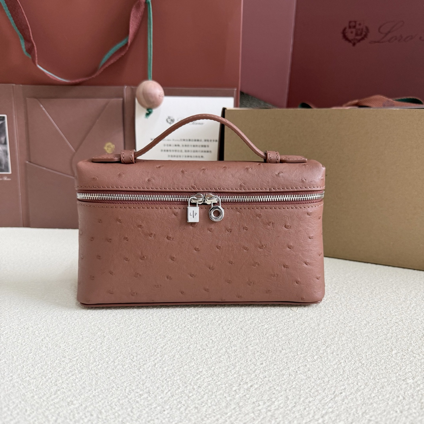 L0r0 P1ana Extra Pocket L19 Ostrich-grained Leather 11 x 19 x 6.5 cm