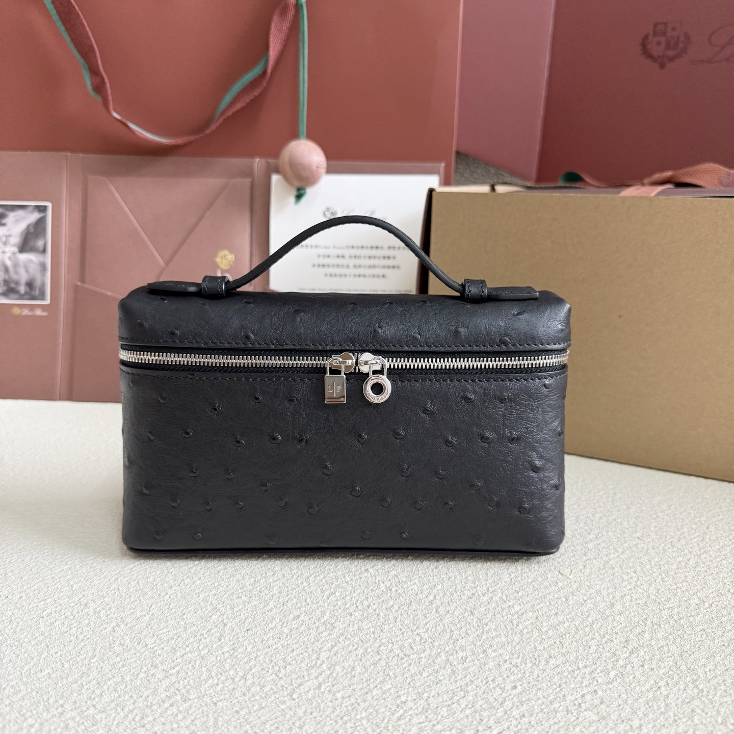 L0r0 P1ana Extra Pocket L19 Ostrich-grained Leather 11 x 19 x 6.5 cm