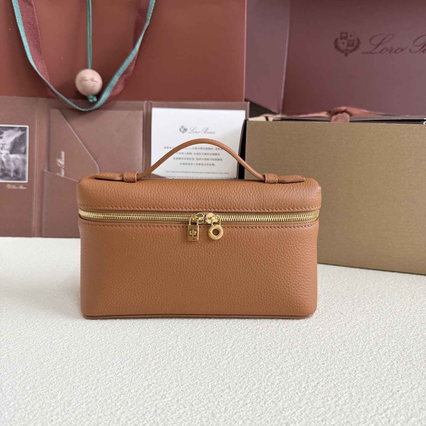 L0r0 P1ana Extra Pocket L19 Grained Calfskin 11 x 19 x 6.5 cm