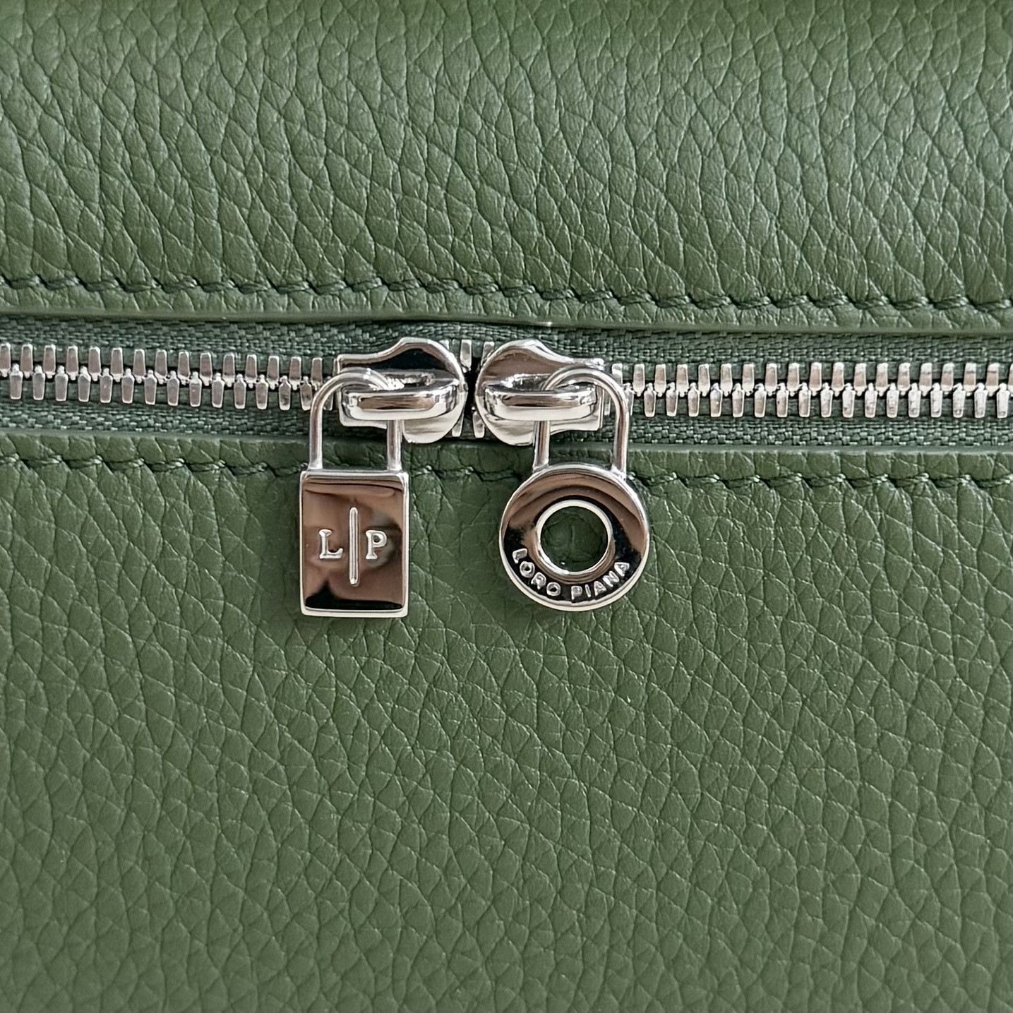 L0r0 P1ana Extra Pocket L19 Grained Calfskin 11 x 19 x 6.5 cm