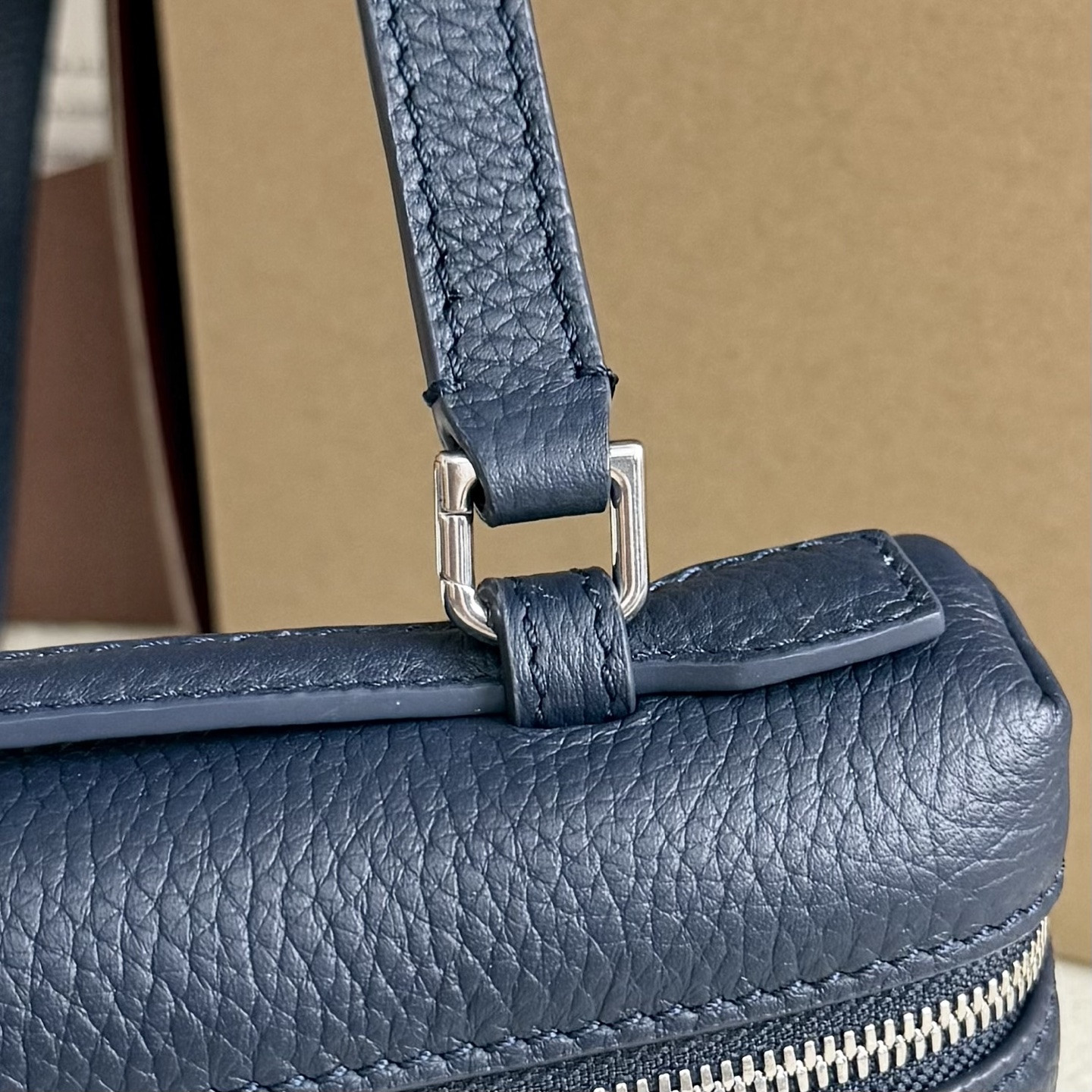 L0r0 P1ana Extra Pocket L19 Grained Calfskin 11 x 19 x 6.5 cm