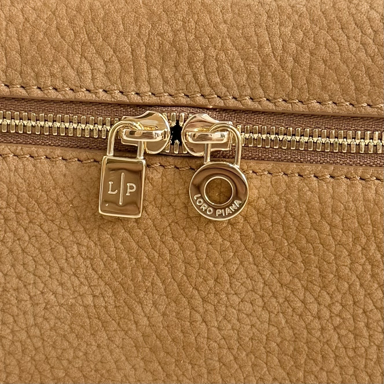 L0r0 P1ana Extra Pocket L19 Grained Calfskin 11 x 19 x 6.5 cm