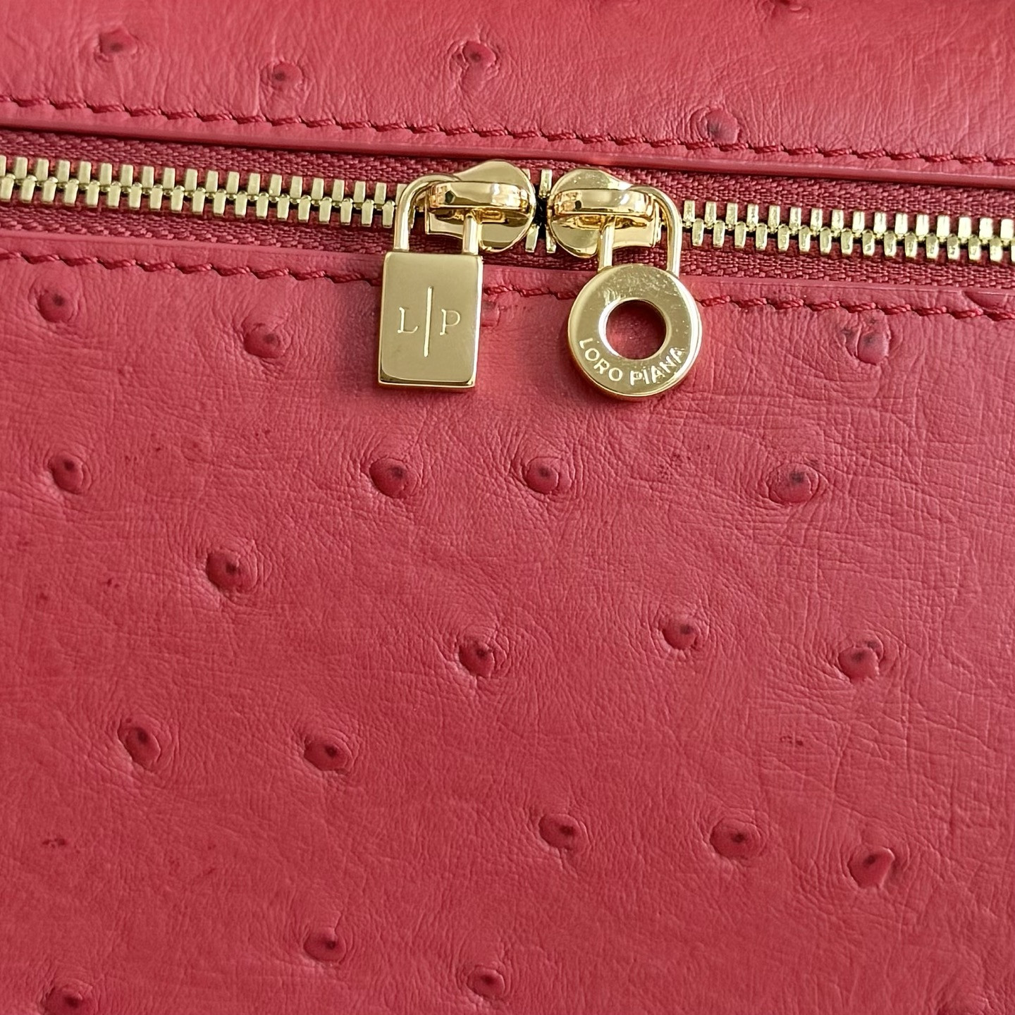 L0r0 P1ana Extra Pocket L19 Ostrich-grained Leather 11 x 19 x 6.5 cm