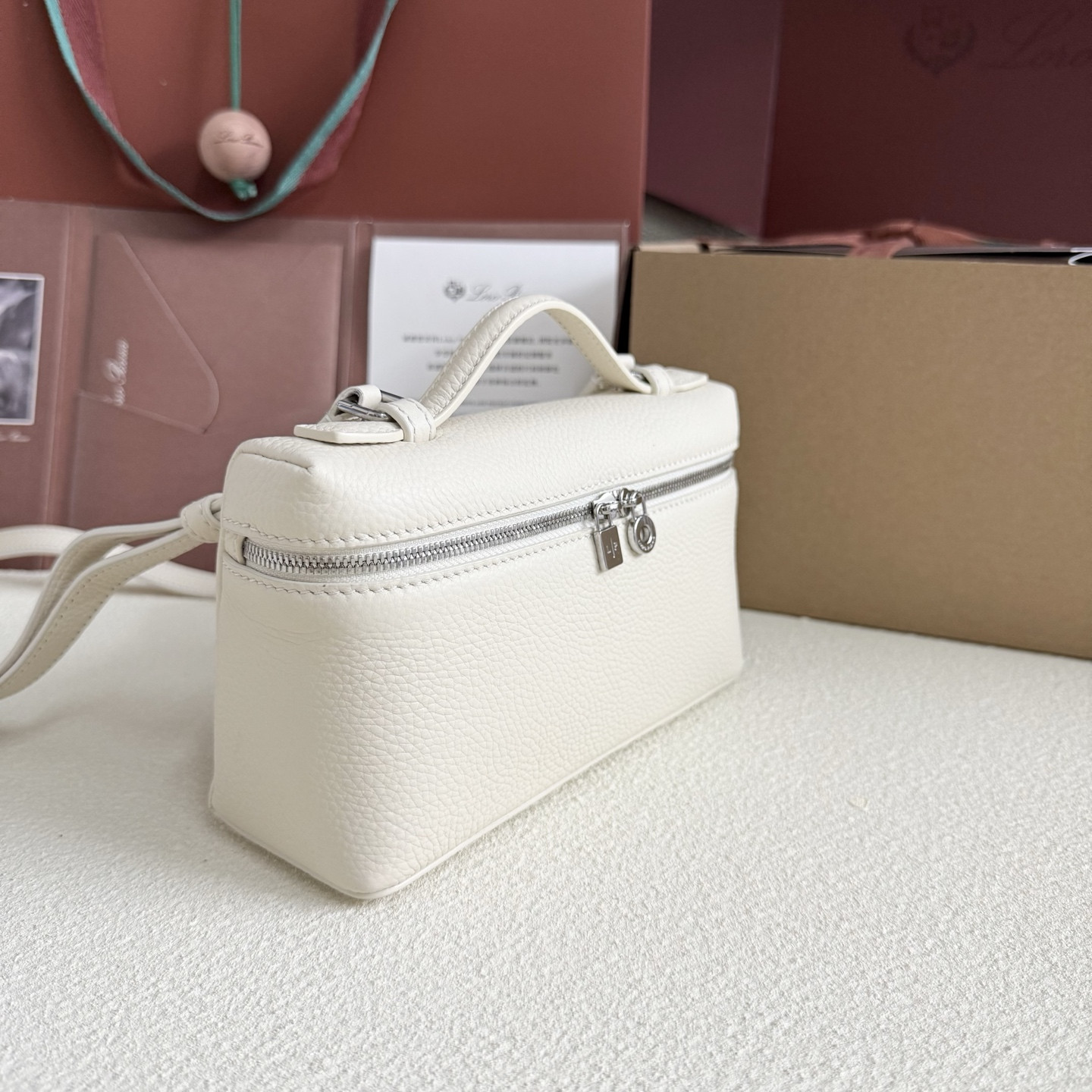 L0r0 P1ana Extra Pocket L19  Grained Calfskin 11 x 19 x 6.5 cm