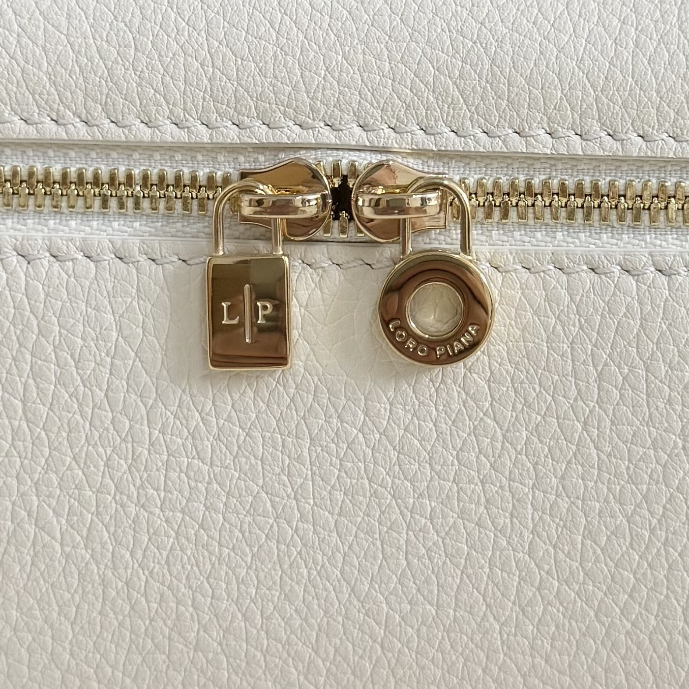 L0r0 P1ana Extra Pocket L19 Grained Calfskin 11 x 19 x 6.5 cm