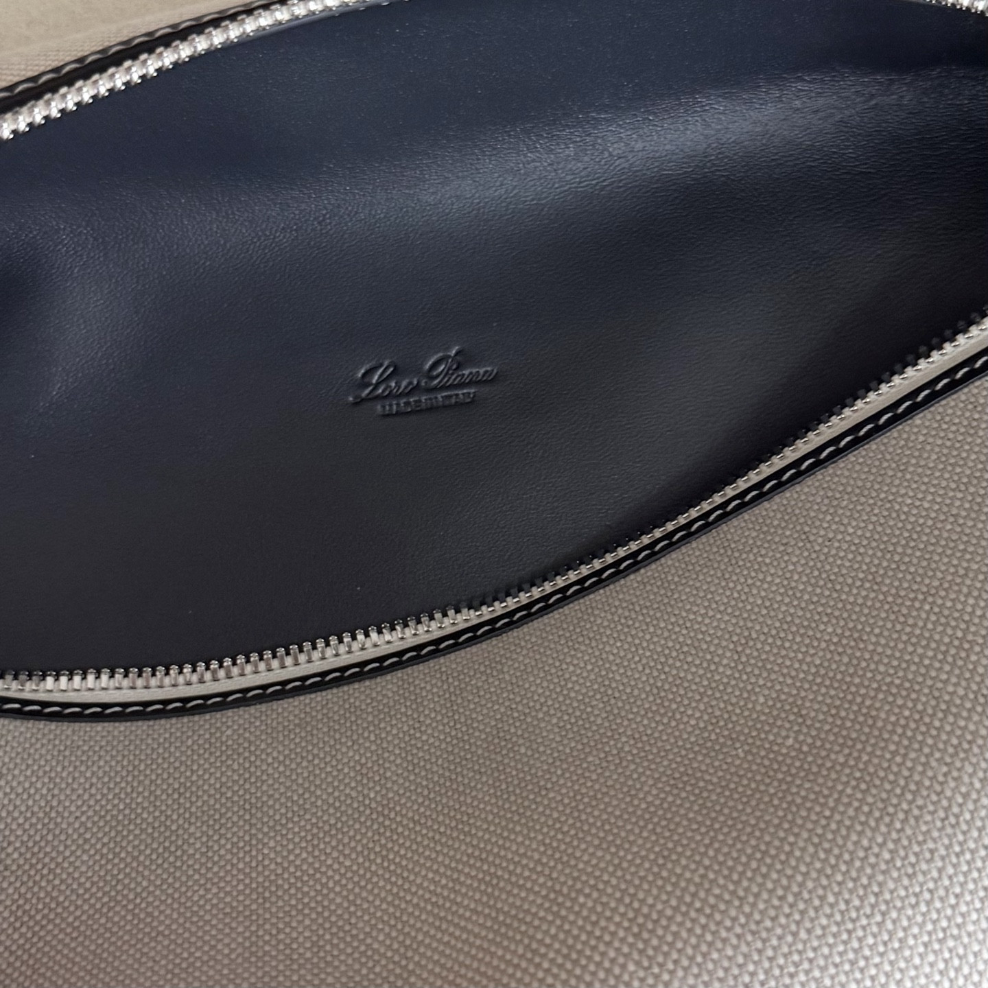 L0r0 P1ana Extra pouch L29 29x18x5cm