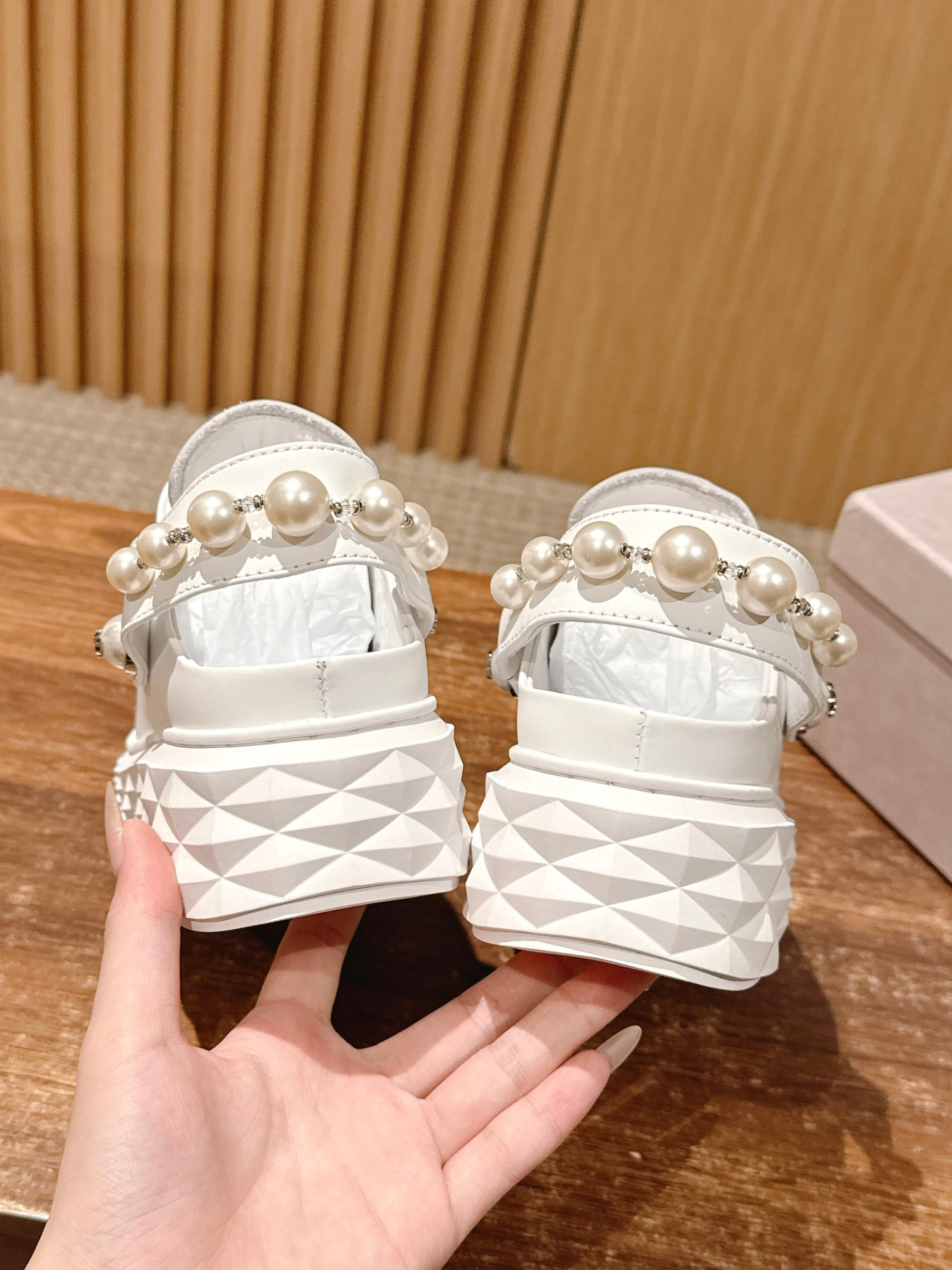 ua j1m*y ch00 D1am0nd sling sneakers