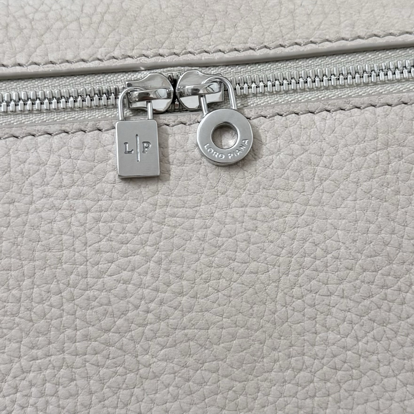 L0r0 P1ana Extra Pocket L19 Grained Calfskin 11 x 19 x 6.5 cm