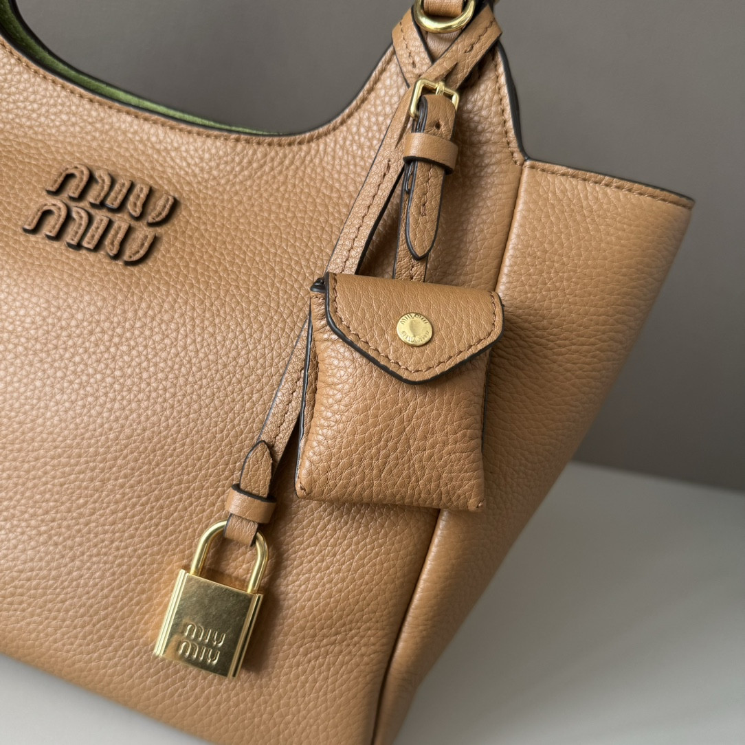 M1v M1v leather handbag 20x25.5x13cm