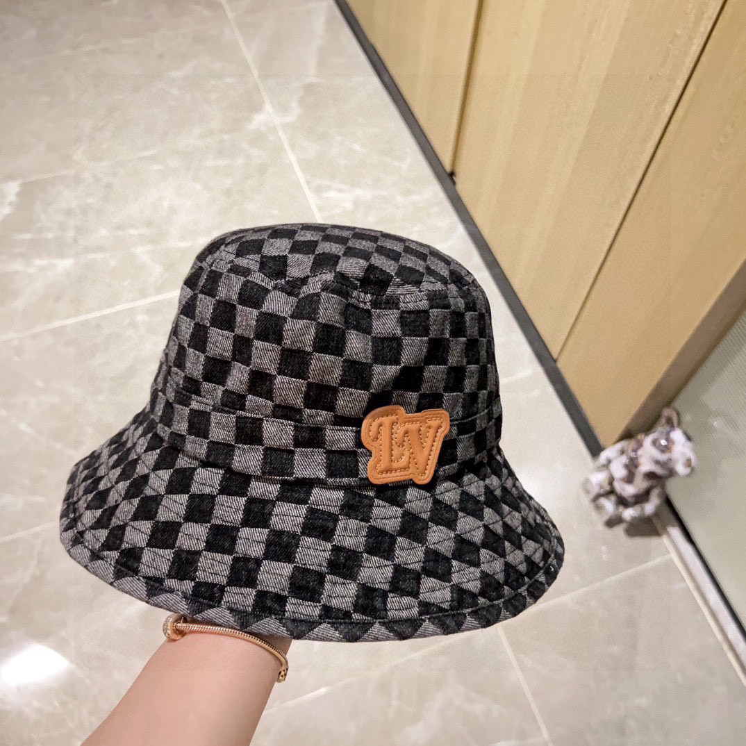 l0vis Vvtt0n bucket hat