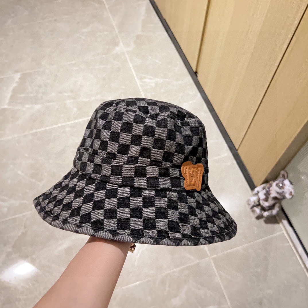 l0vis Vvtt0n bucket hat