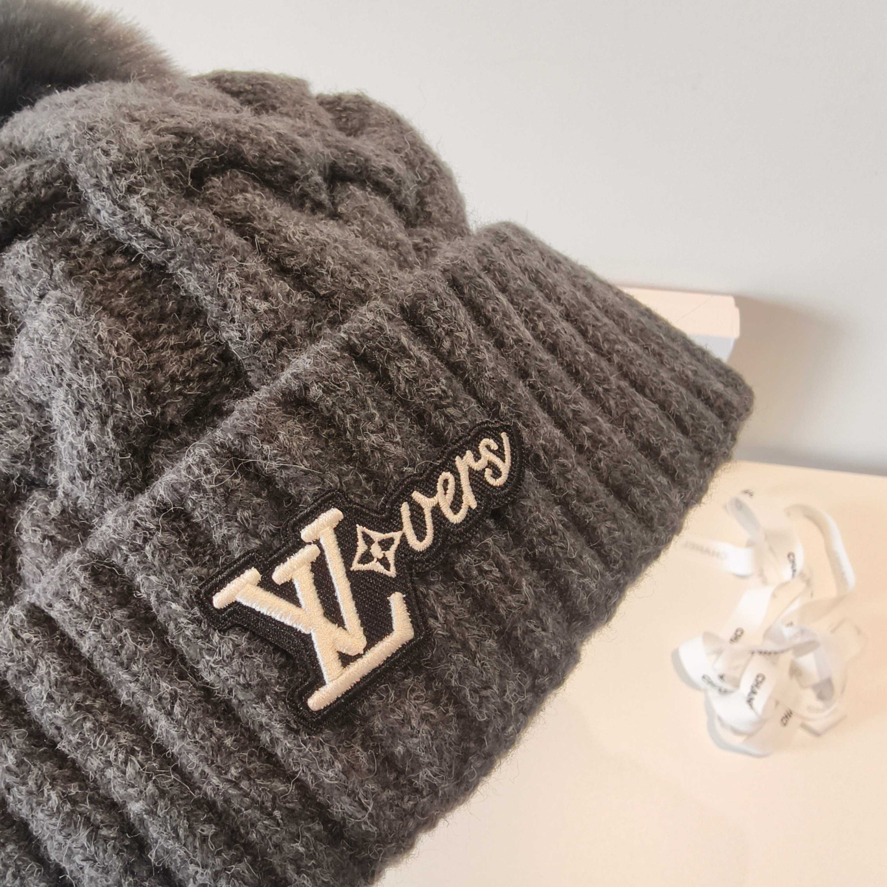 l0vis Vvtt0n beanie