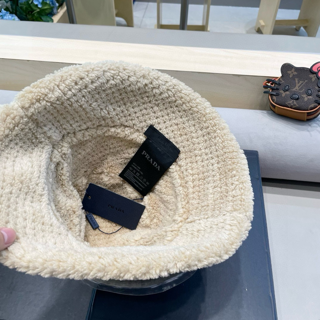 Pra*a bucket hat