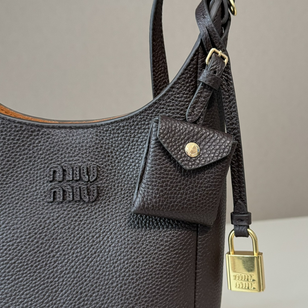 M1v M1v leather bucket bag 18x16x7cm