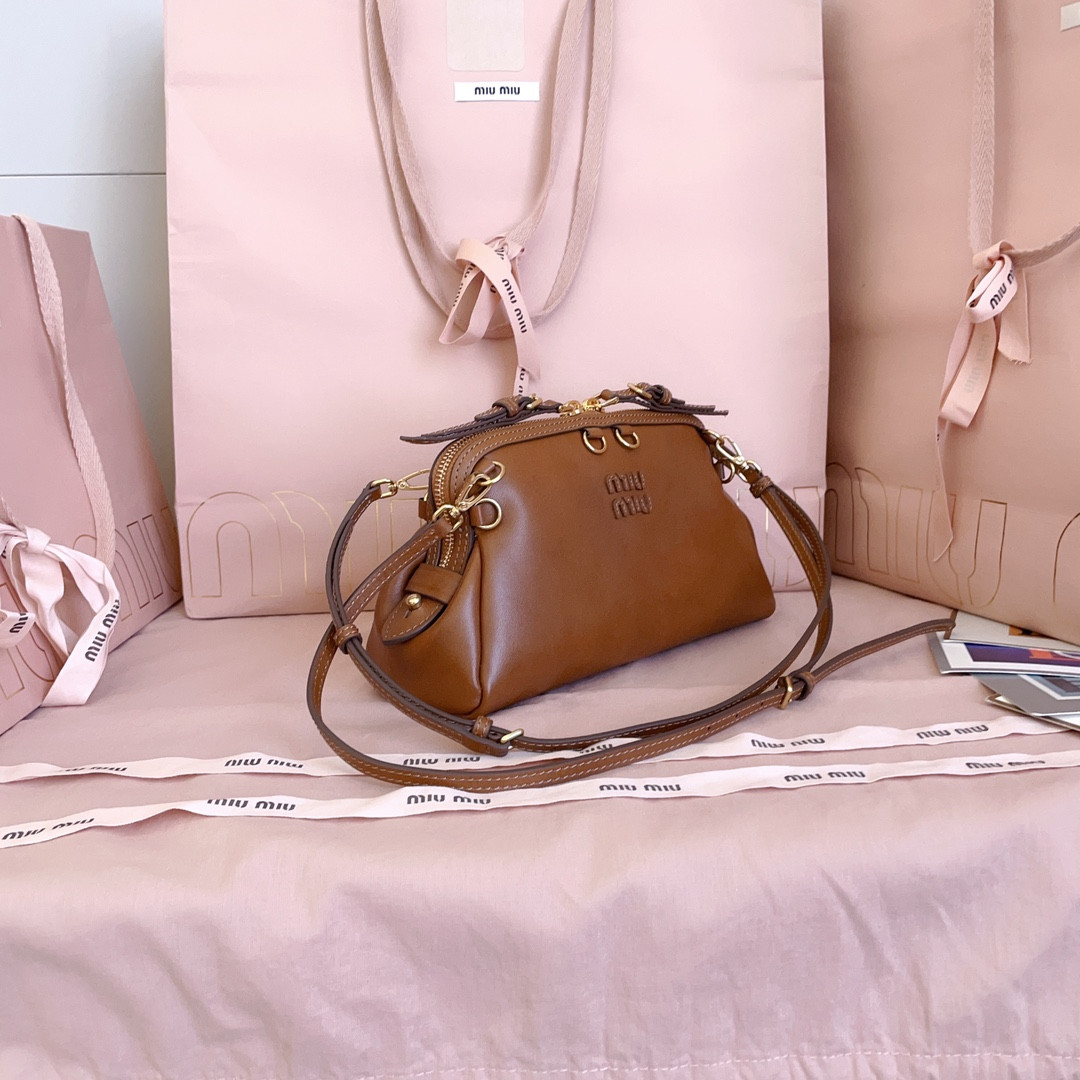 M1v M1v caprice leather clutch 14x24x8.5cm
