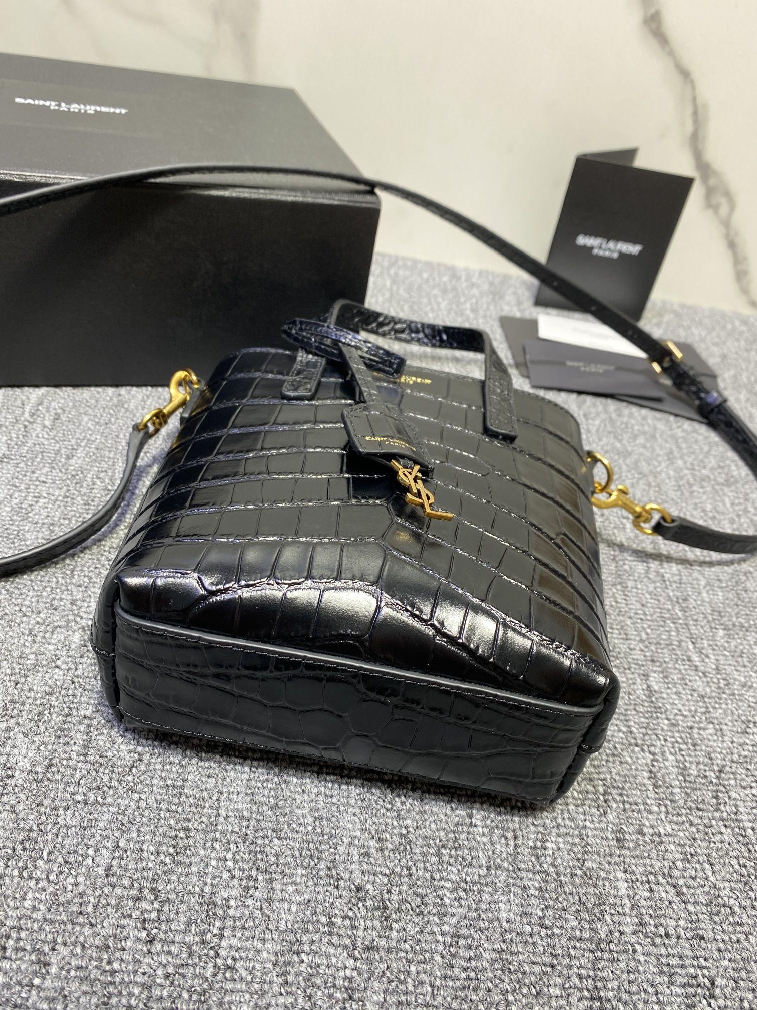 y51 mini toy shopping Sa1nt Lau*nt in crocodile-embossed leather 18x17x8cm