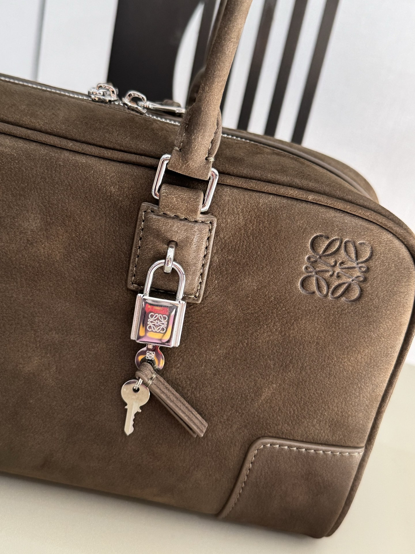 L0ew* amazona 31 cropped bag in grained nubuck 15x30.5x9cm