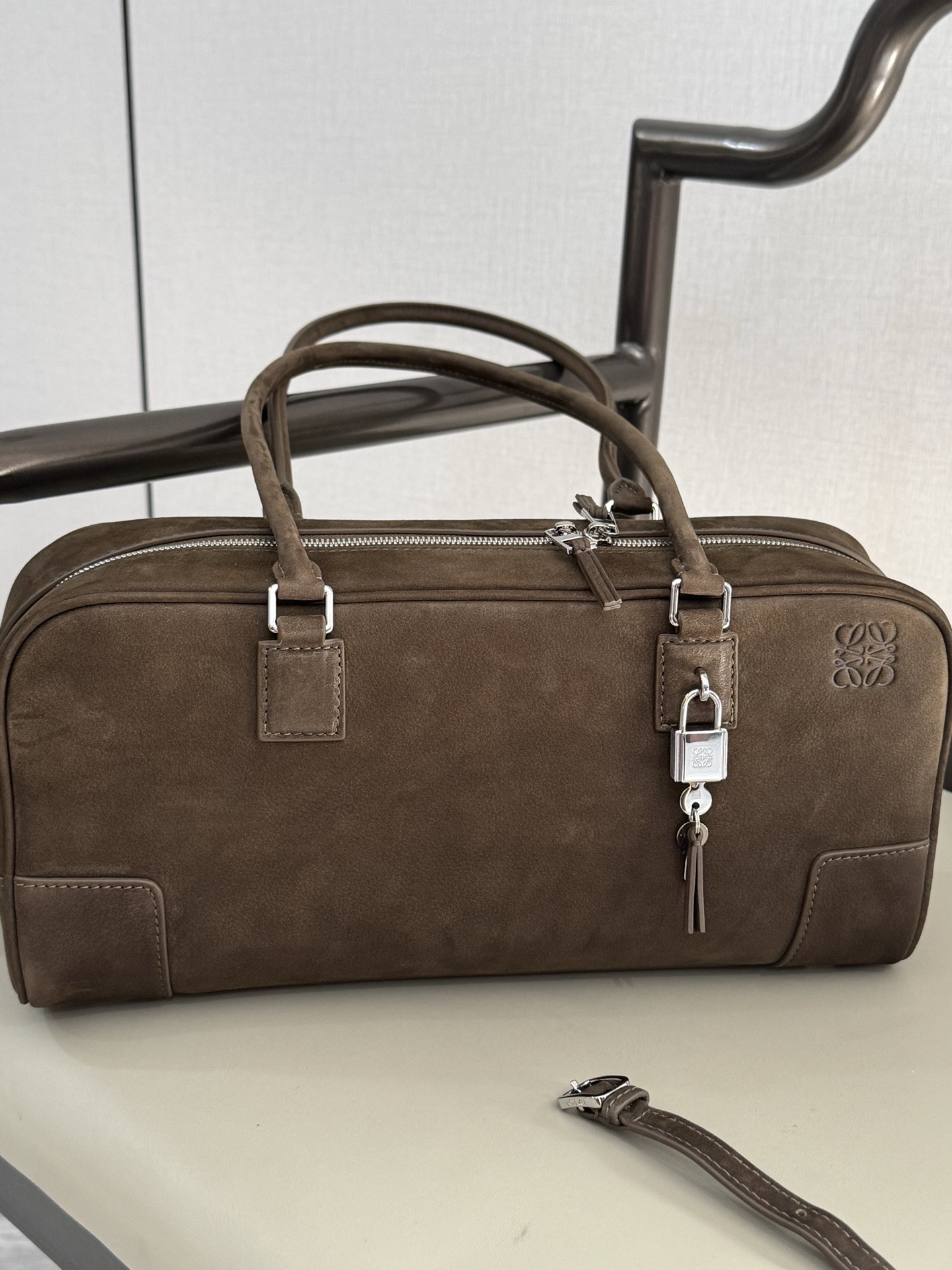 L0ew* amazona 31 cropped bag in grained nubuck 15x30.5x9cm